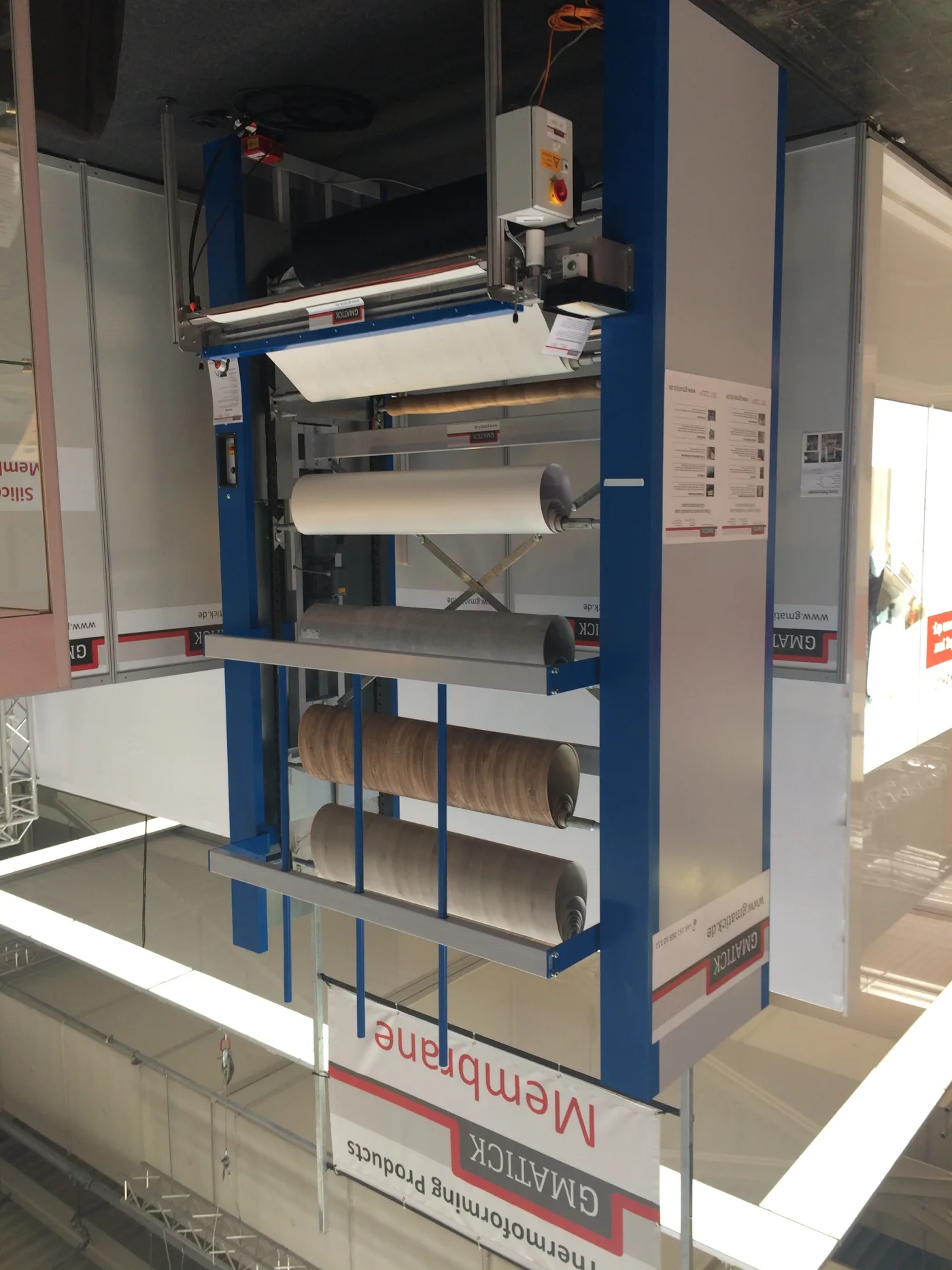 Folienlager-Paternoster in einer Produktionshalle